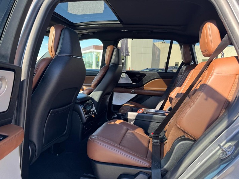 Lincoln Aviator Vehicle Full-screen Gallery Image 12