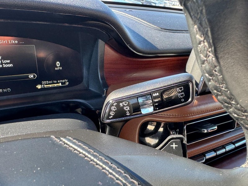 Lincoln Aviator Vehicle Full-screen Gallery Image 19