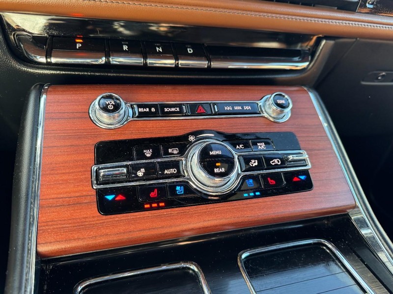 Lincoln Aviator Vehicle Full-screen Gallery Image 22