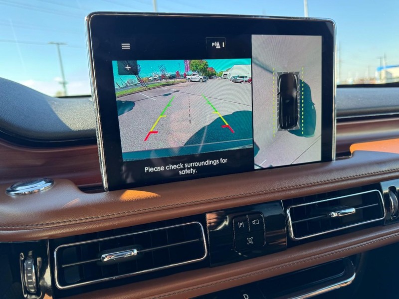 Lincoln Aviator Vehicle Full-screen Gallery Image 24