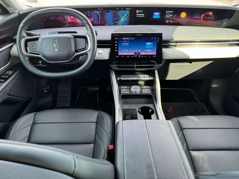 Lincoln Nautilus Vehicle Full-screen Gallery Image 09