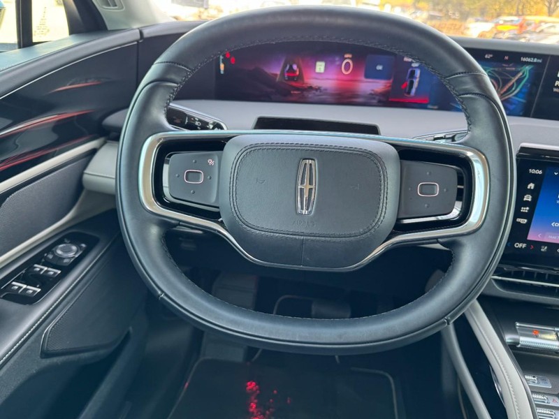 Lincoln Nautilus Vehicle Full-screen Gallery Image 10