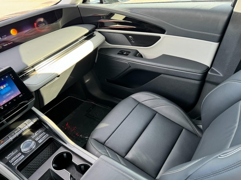 Lincoln Nautilus Vehicle Full-screen Gallery Image 11