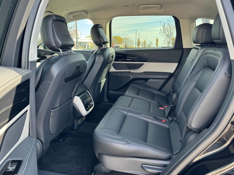 Lincoln Nautilus Vehicle Full-screen Gallery Image 12