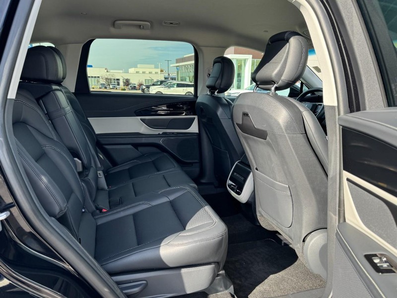 Lincoln Nautilus Vehicle Full-screen Gallery Image 13