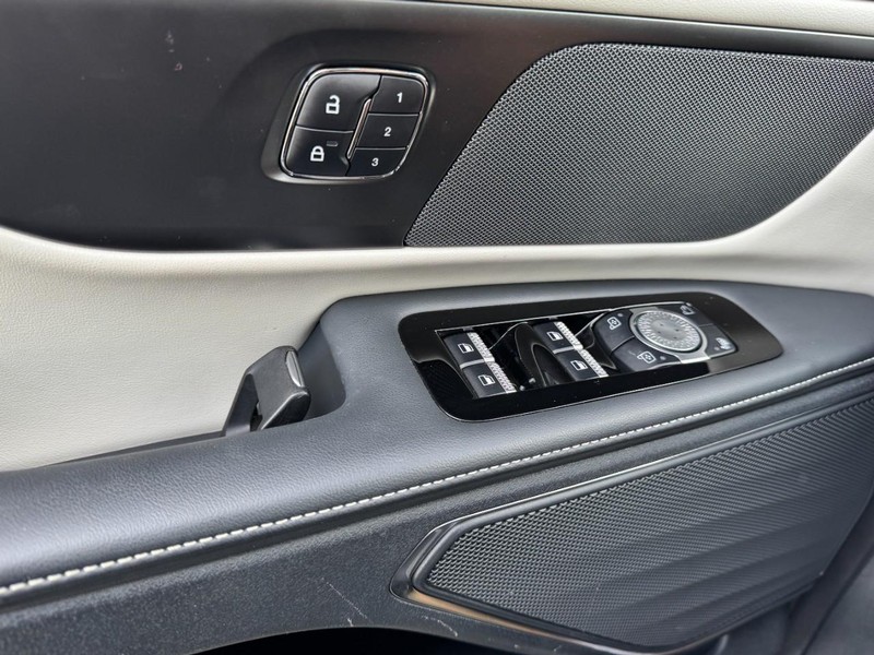 Lincoln Nautilus Vehicle Full-screen Gallery Image 25