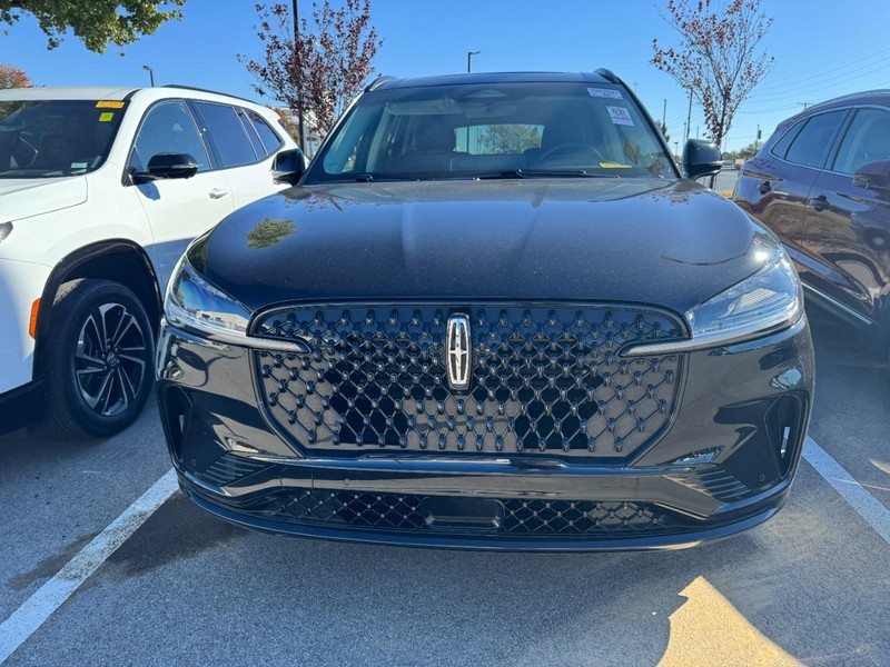 Lincoln Aviator Vehicle Full-screen Gallery Image 02