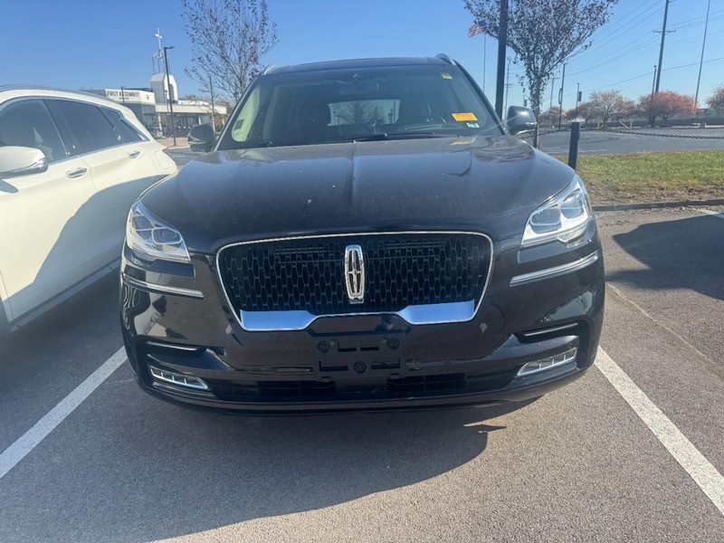 Lincoln Aviator Vehicle Full-screen Gallery Image 02