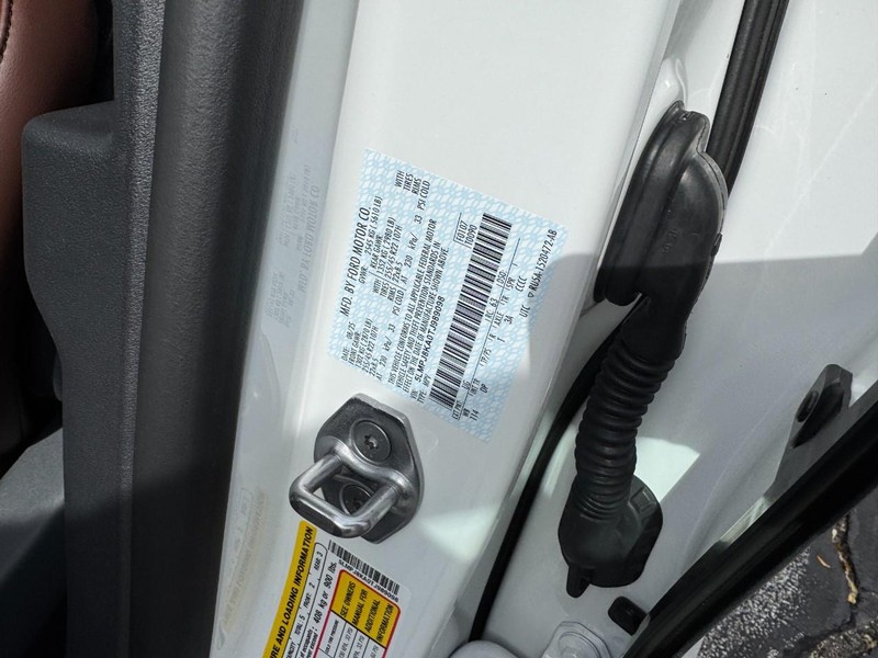 Lincoln Nautilus Vehicle Full-screen Gallery Image 28