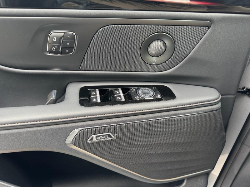 Lincoln Nautilus Vehicle Full-screen Gallery Image 25