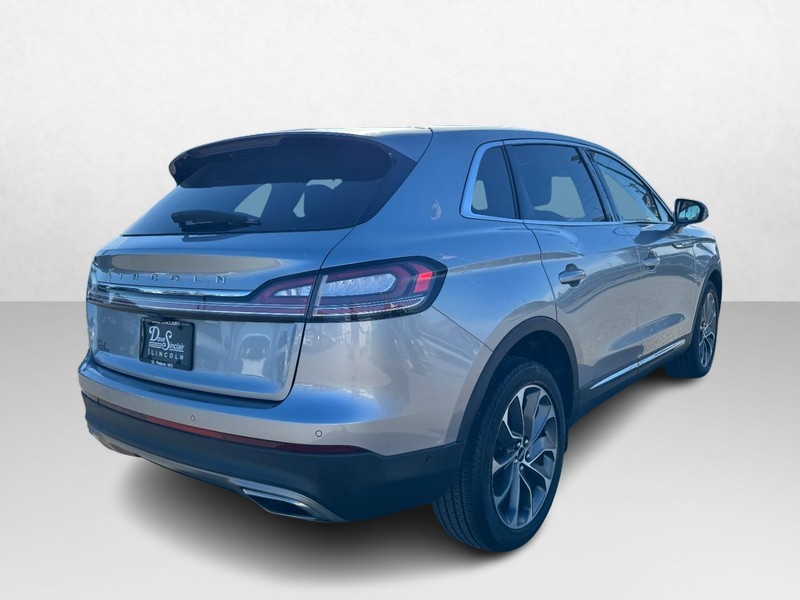 Lincoln Nautilus Vehicle Full-screen Gallery Image 05