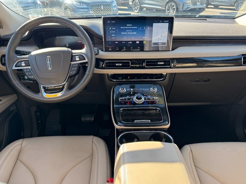 Lincoln Nautilus Vehicle Full-screen Gallery Image 09