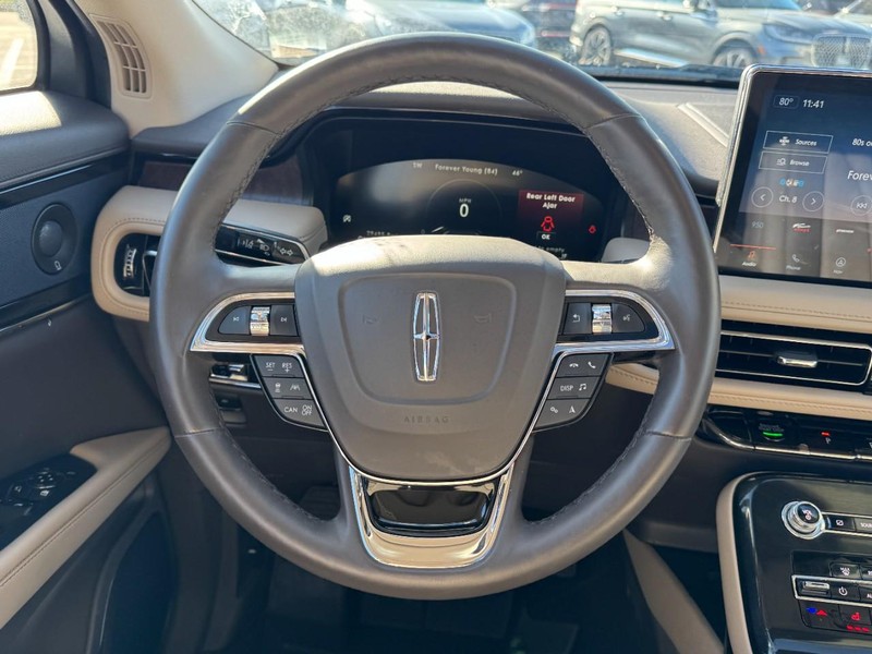 Lincoln Nautilus Vehicle Full-screen Gallery Image 10