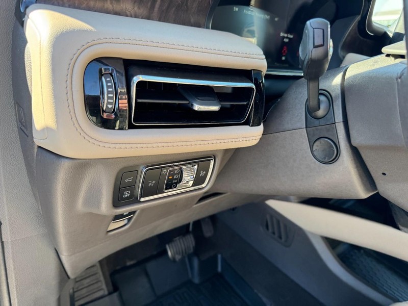 Lincoln Nautilus Vehicle Full-screen Gallery Image 12