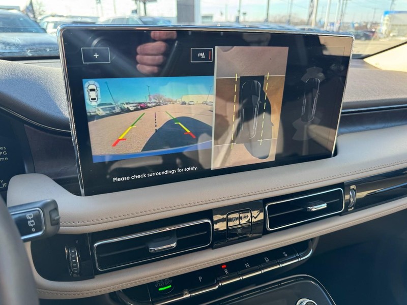 Lincoln Nautilus Vehicle Full-screen Gallery Image 22