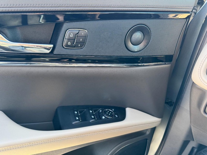 Lincoln Nautilus Vehicle Full-screen Gallery Image 23