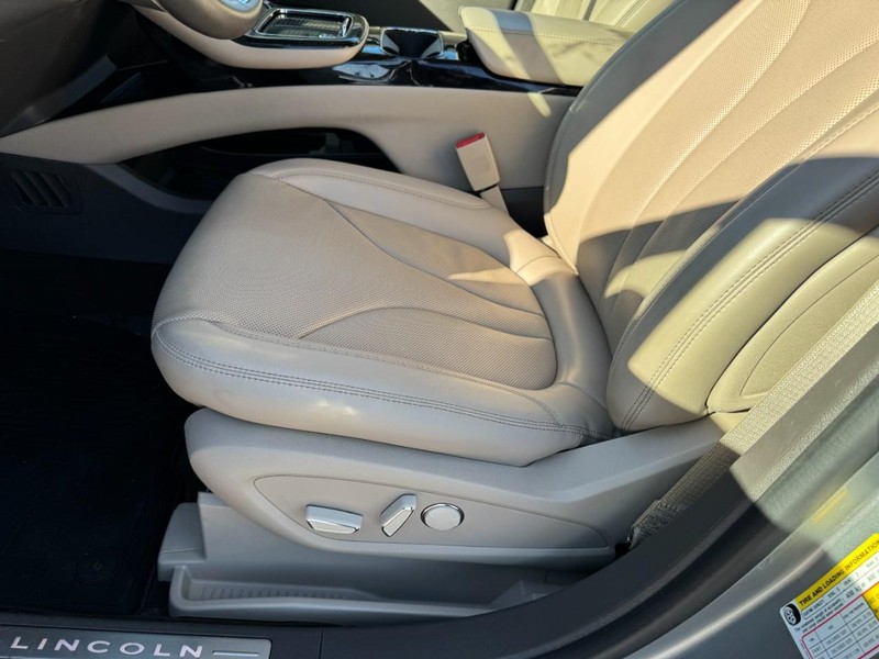 Lincoln Nautilus Vehicle Full-screen Gallery Image 24