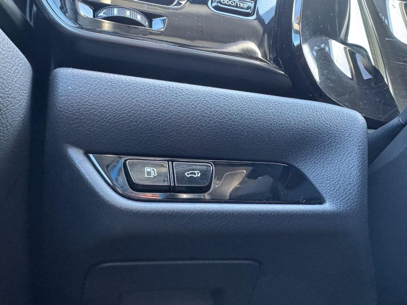 Lexus NX Vehicle Full-screen Gallery Image 19