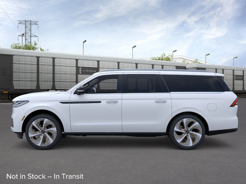 Lincoln Navigator L Vehicle Full-screen Gallery Image 03