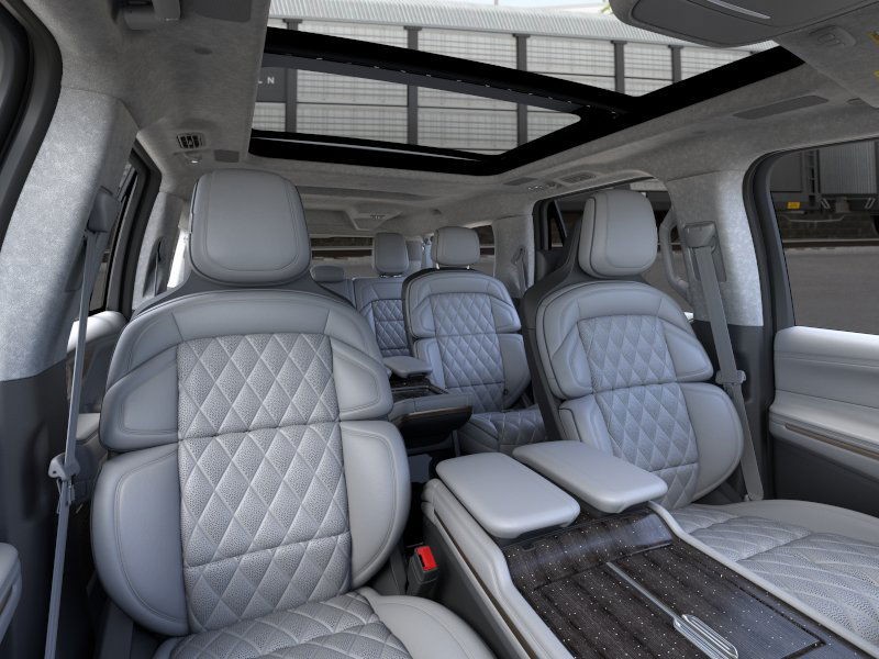 Lincoln Navigator L Vehicle Full-screen Gallery Image 10
