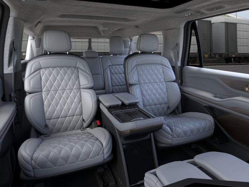 Lincoln Navigator L Vehicle Full-screen Gallery Image 11