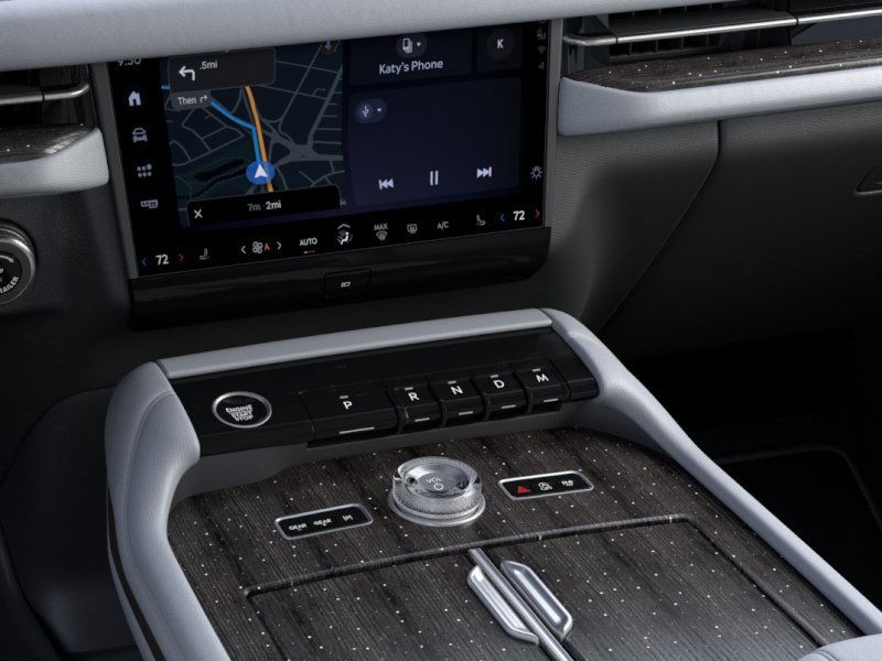 Lincoln Navigator L Vehicle Full-screen Gallery Image 15