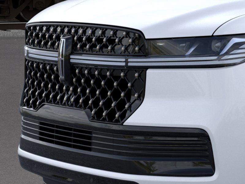 Lincoln Navigator L Vehicle Full-screen Gallery Image 17