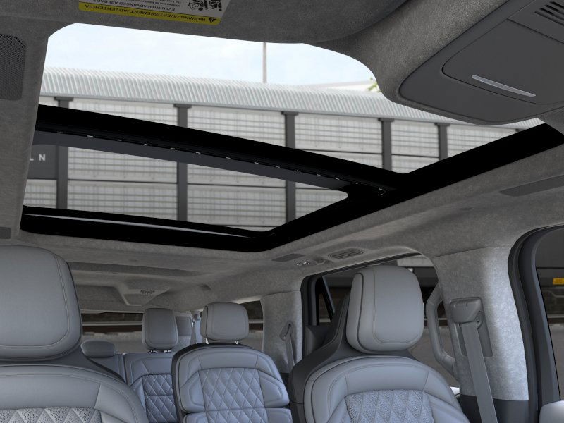Lincoln Navigator L Vehicle Full-screen Gallery Image 22