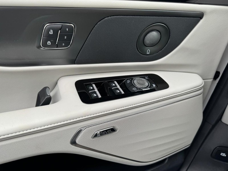 Lincoln Nautilus Vehicle Full-screen Gallery Image 25