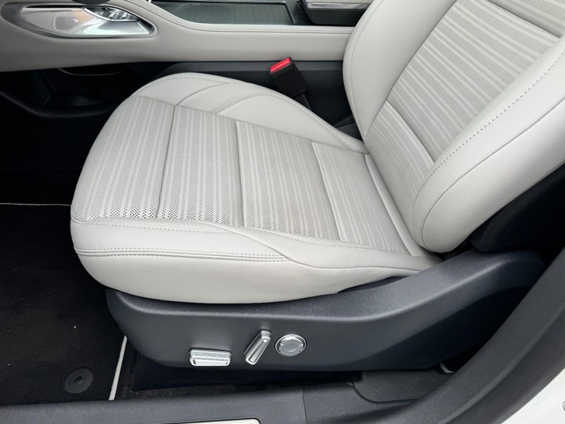 Lincoln Nautilus Vehicle Full-screen Gallery Image 26