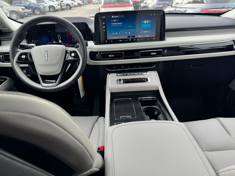 Lincoln Aviator Vehicle Full-screen Gallery Image 09