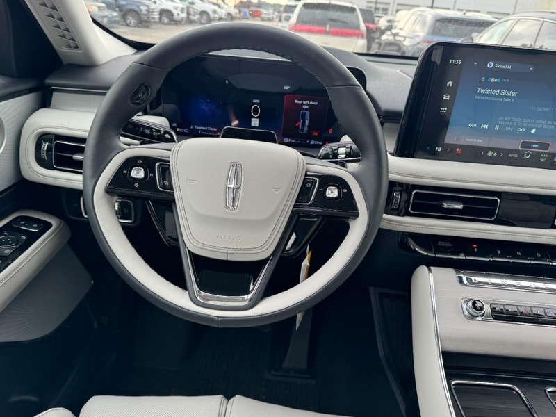 Lincoln Aviator Vehicle Full-screen Gallery Image 10