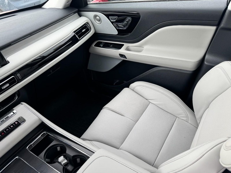 Lincoln Aviator Vehicle Full-screen Gallery Image 11