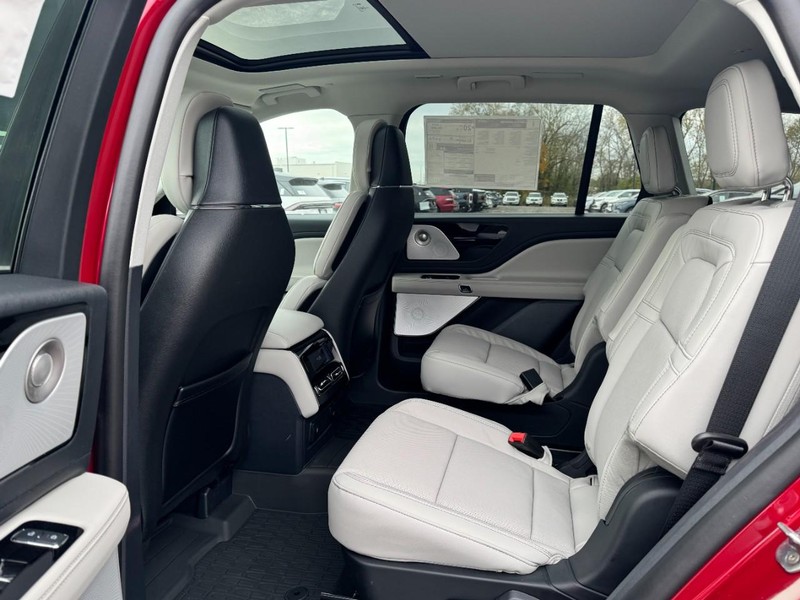 Lincoln Aviator Vehicle Full-screen Gallery Image 12