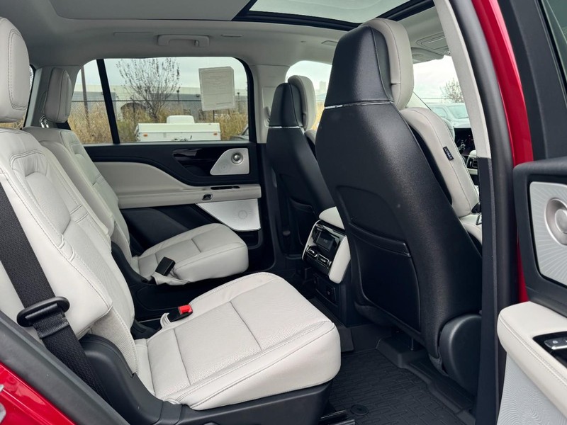 Lincoln Aviator Vehicle Full-screen Gallery Image 13