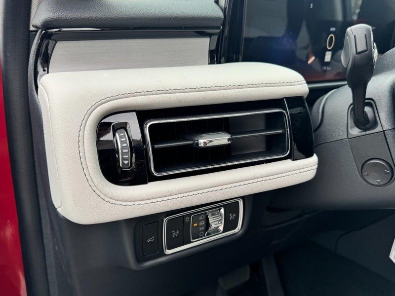 Lincoln Aviator Vehicle Full-screen Gallery Image 14