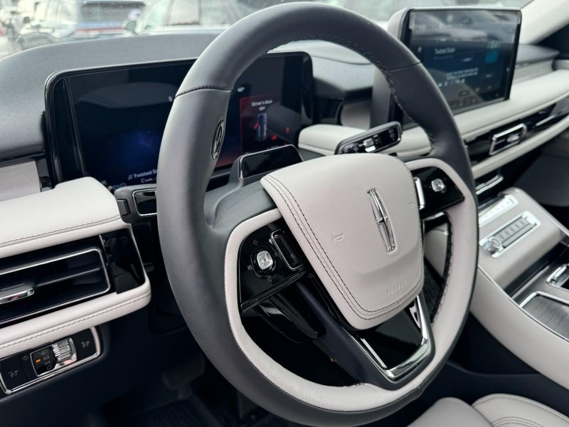 Lincoln Aviator Vehicle Full-screen Gallery Image 15