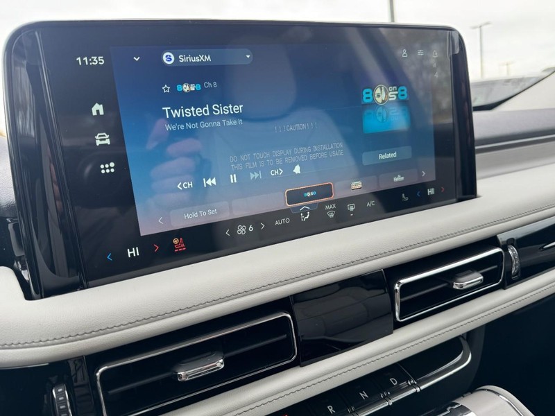 Lincoln Aviator Vehicle Full-screen Gallery Image 16