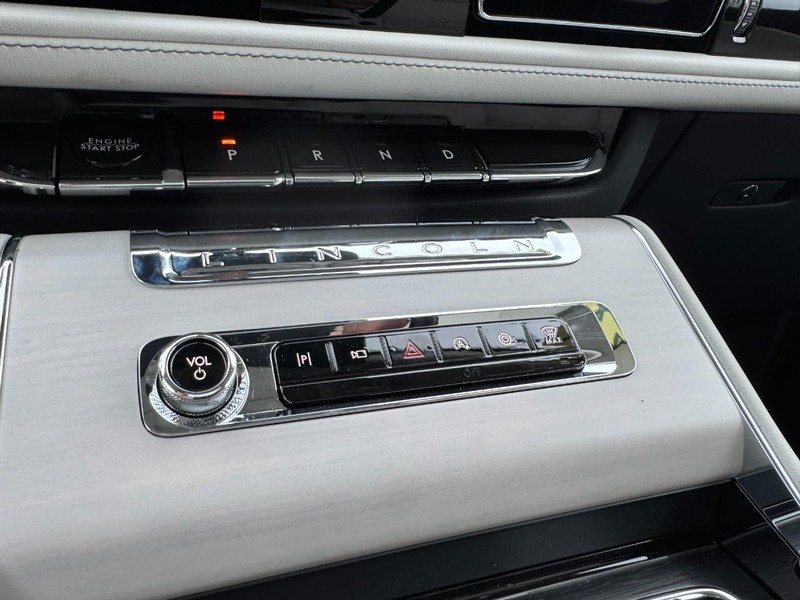 Lincoln Aviator Vehicle Full-screen Gallery Image 17