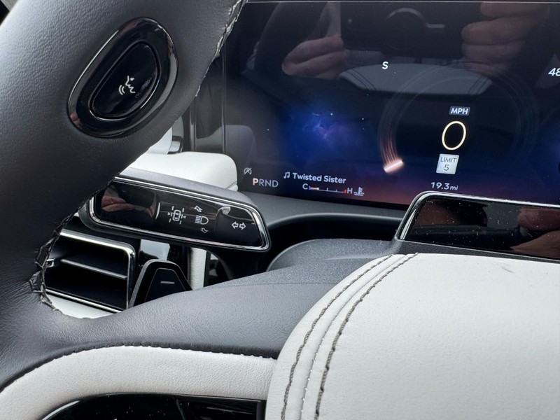 Lincoln Aviator Vehicle Full-screen Gallery Image 20