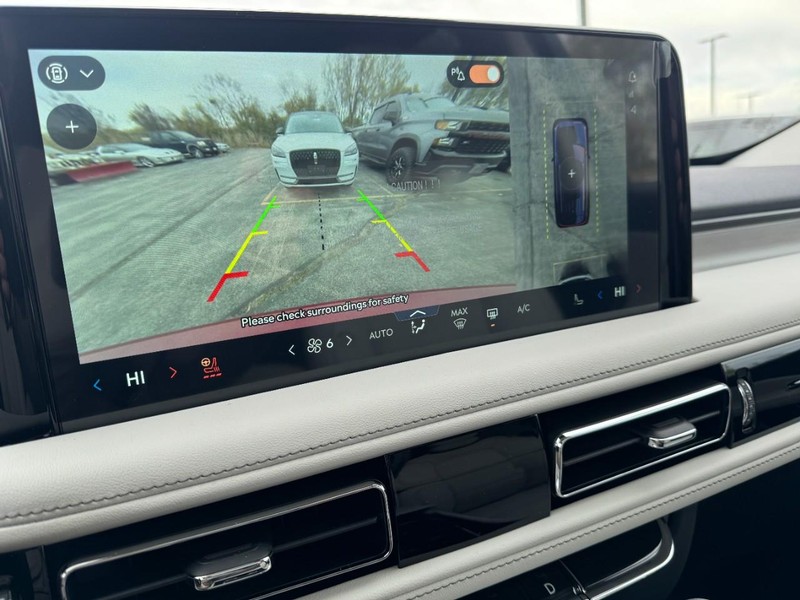 Lincoln Aviator Vehicle Full-screen Gallery Image 24