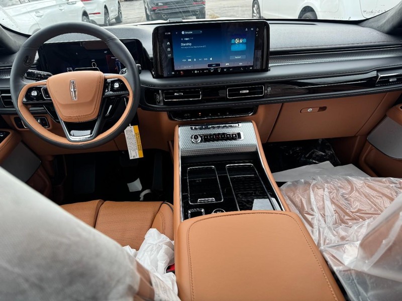 Lincoln Aviator Vehicle Full-screen Gallery Image 09