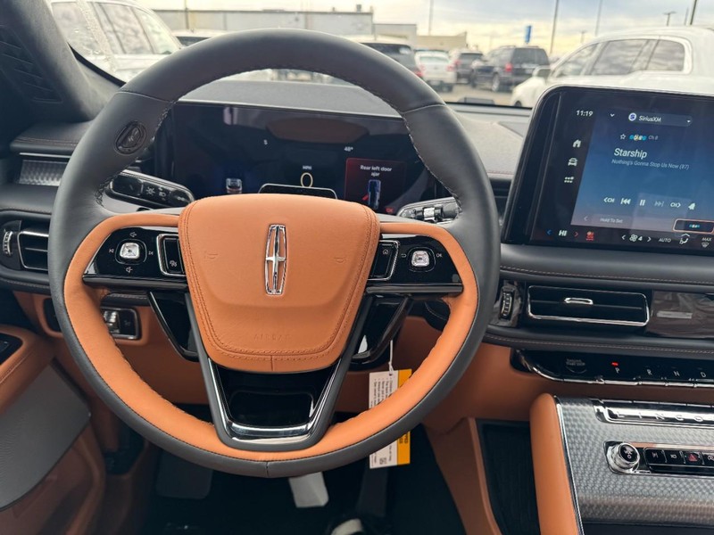 Lincoln Aviator Vehicle Full-screen Gallery Image 10