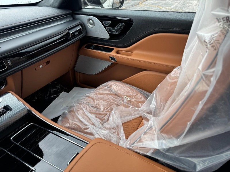 Lincoln Aviator Vehicle Full-screen Gallery Image 11