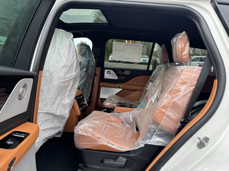 Lincoln Aviator Vehicle Full-screen Gallery Image 12