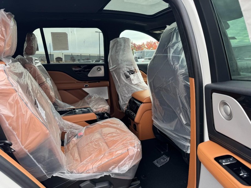 Lincoln Aviator Vehicle Full-screen Gallery Image 13