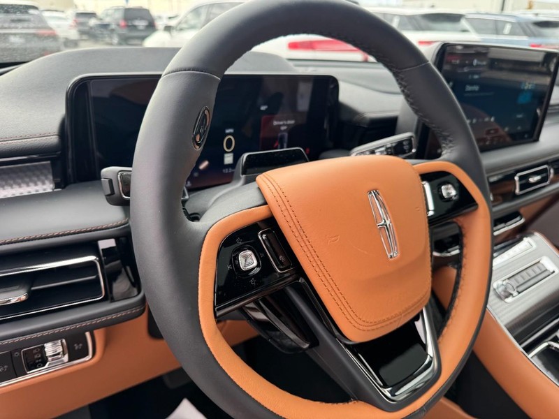 Lincoln Aviator Vehicle Full-screen Gallery Image 15