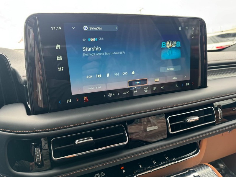 Lincoln Aviator Vehicle Full-screen Gallery Image 16