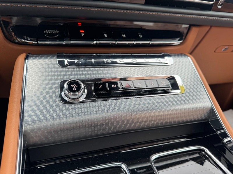 Lincoln Aviator Vehicle Full-screen Gallery Image 17