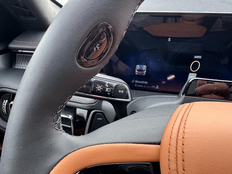 Lincoln Aviator Vehicle Full-screen Gallery Image 20